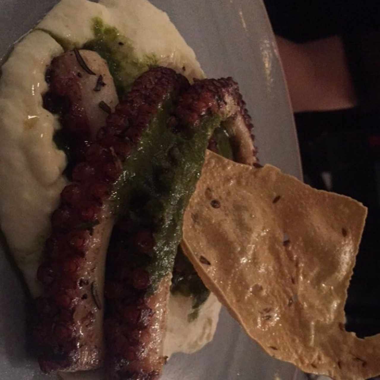 Pulpo, salsa verde, culantro, ñame, papadum