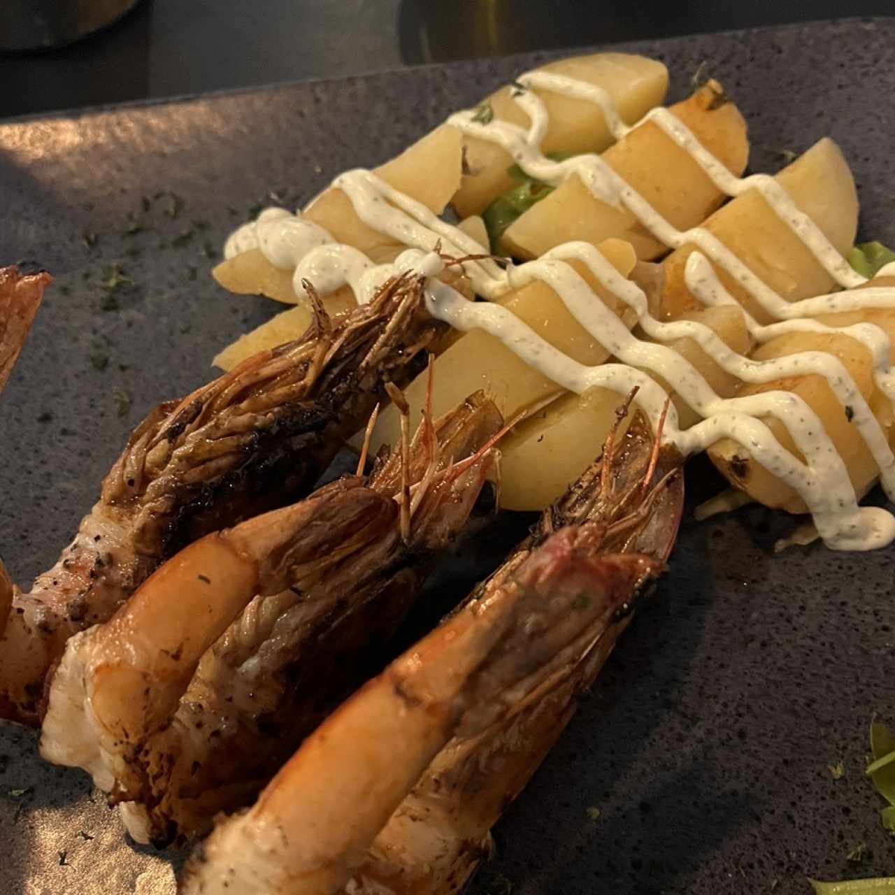 Langostinos a la plancha con papas salteadas