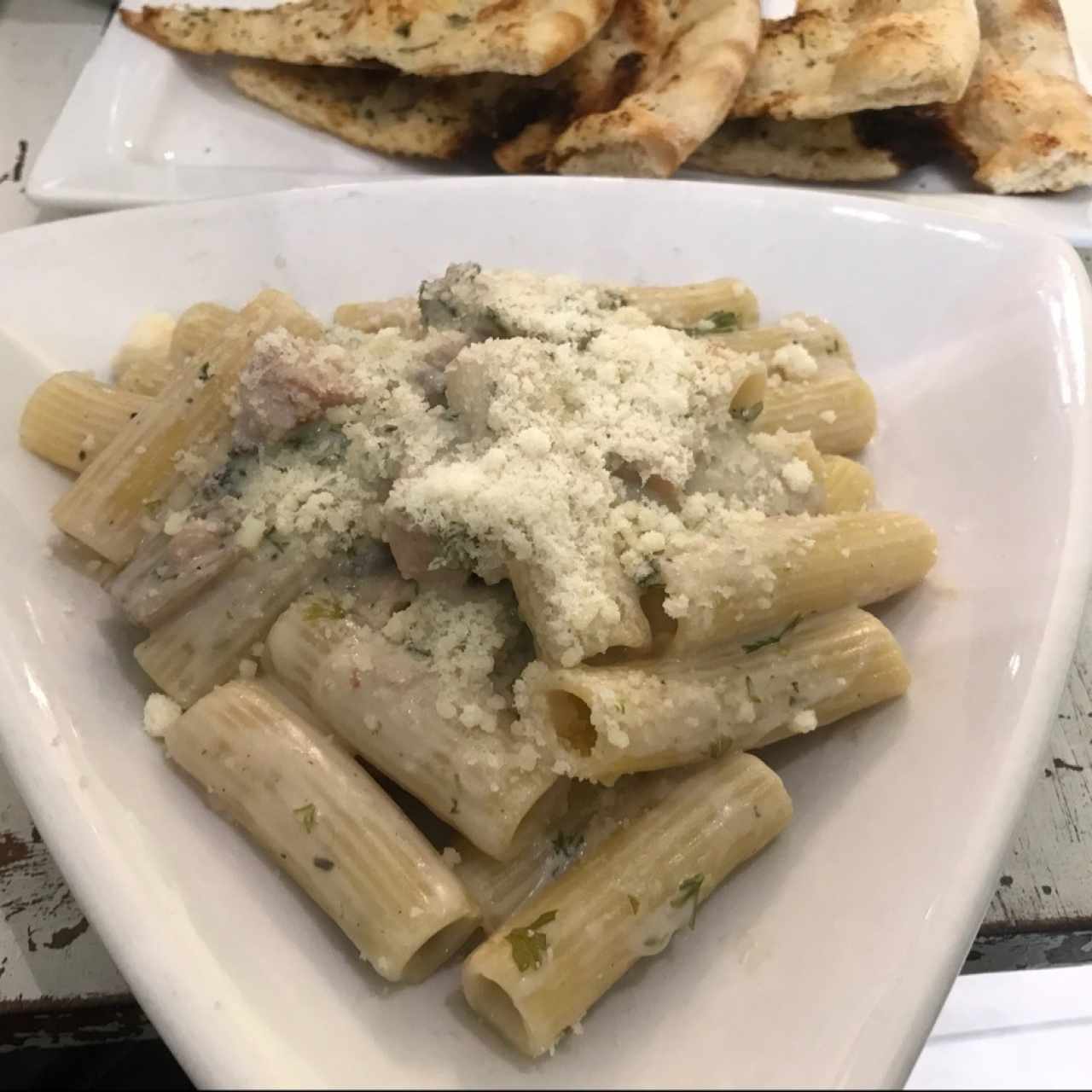 rigatoni en salsa blanca con jamon y hongos 