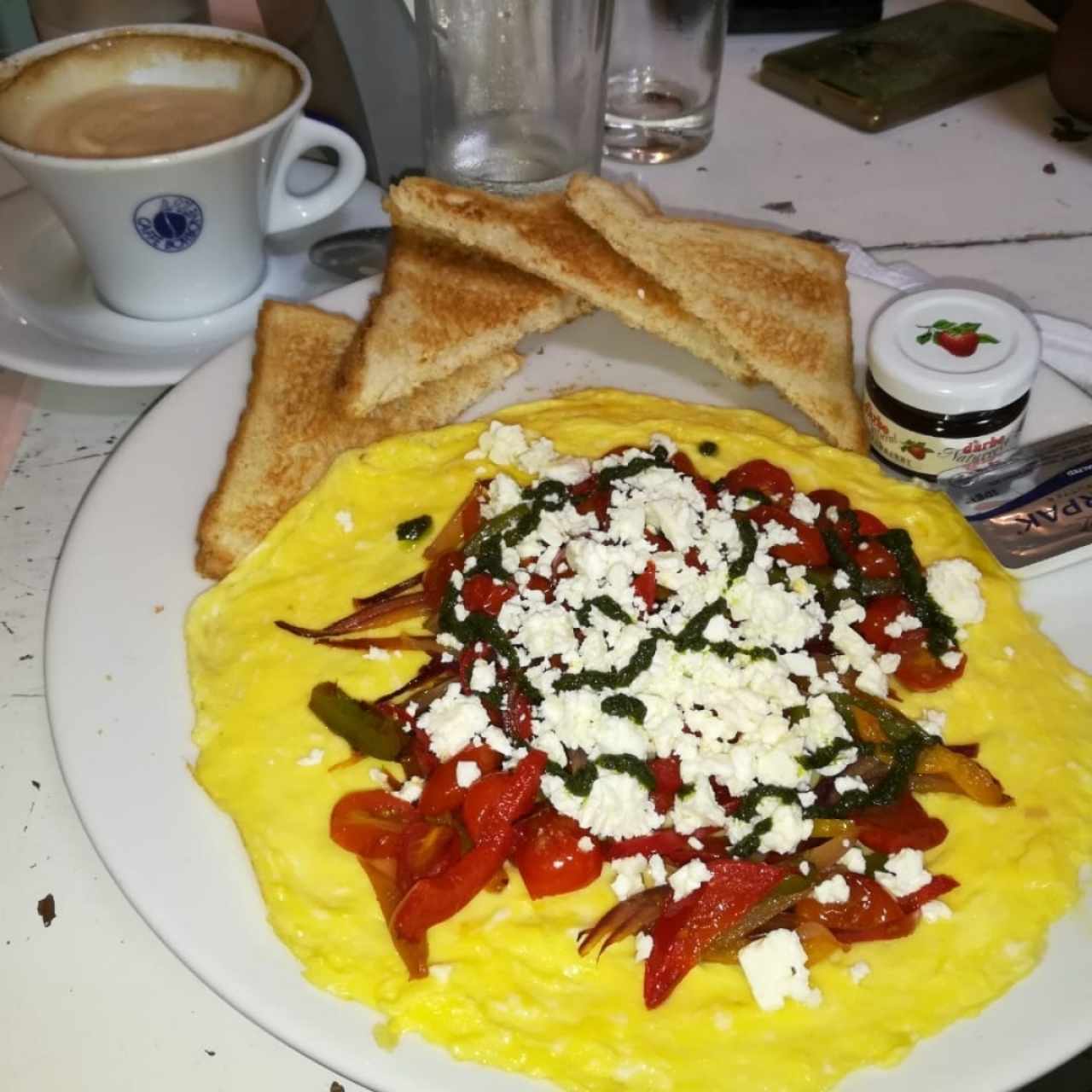 omelette abierta con vegetales y queso feta