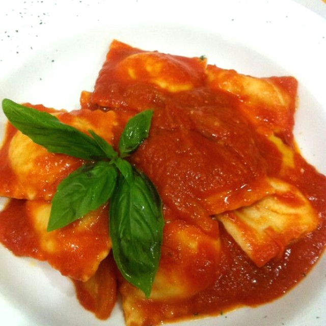 Ravioli relleno de carne en salsa pomodoro!
