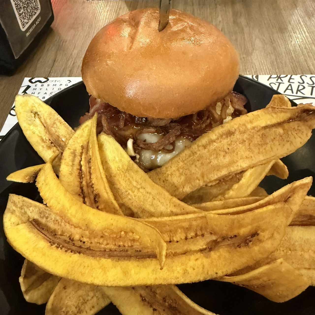 Hamburguesa con platanitos verdes