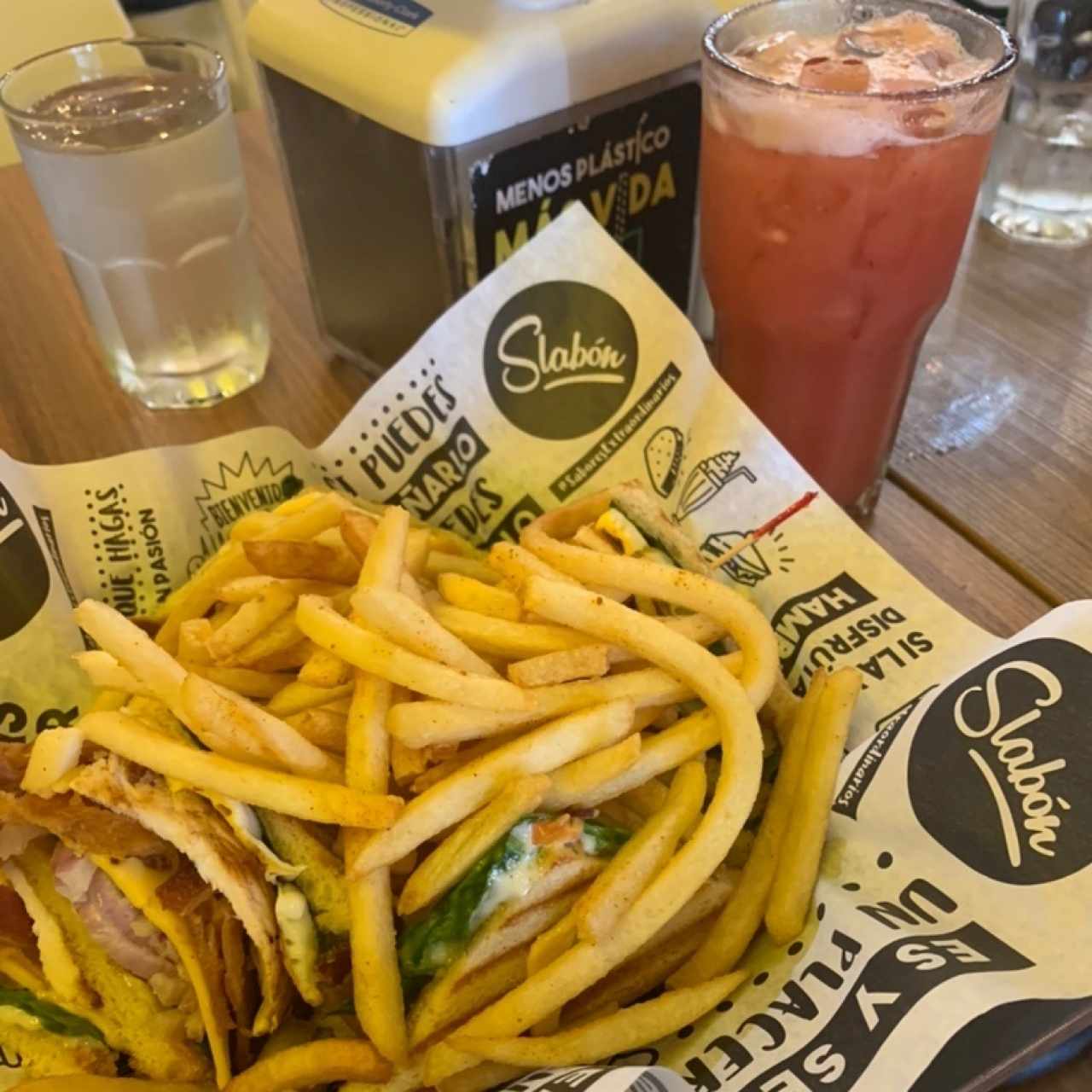 club tradicional con limonada de fresa