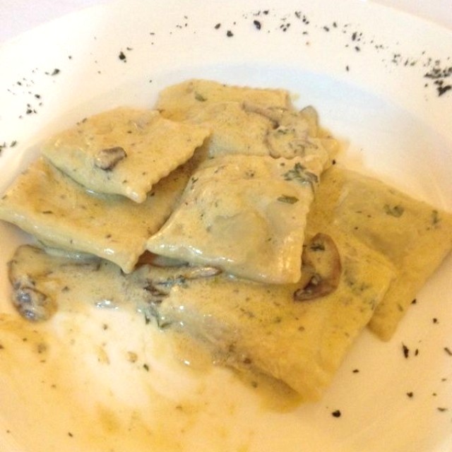 Ravioli fungi salsa brie