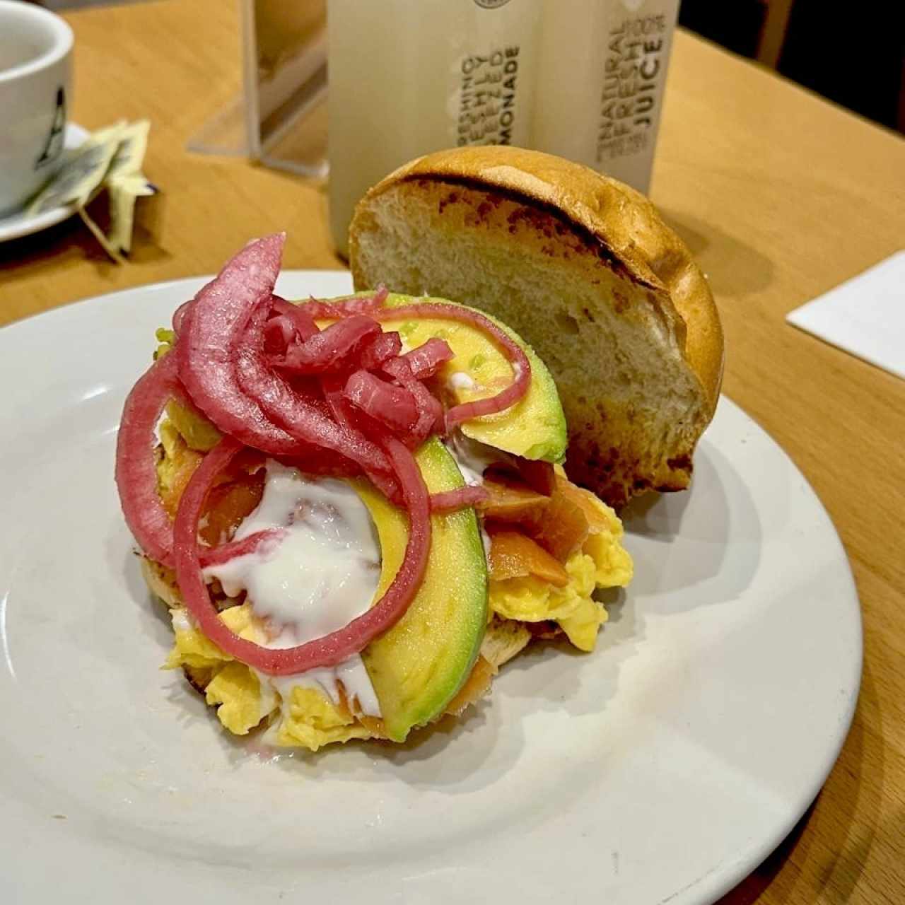 Salmon Brioche (Pan brioche, huevos revueltos, salmon ahumado, aguacate y cebolla encurtida)