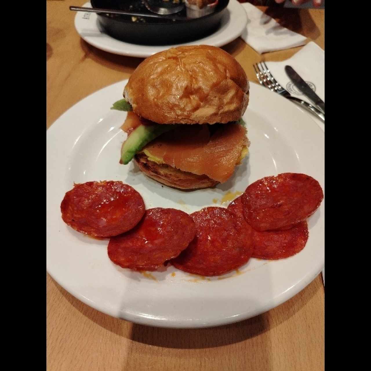 ONE SIZE - Brioche de salmón y cantimpalo 