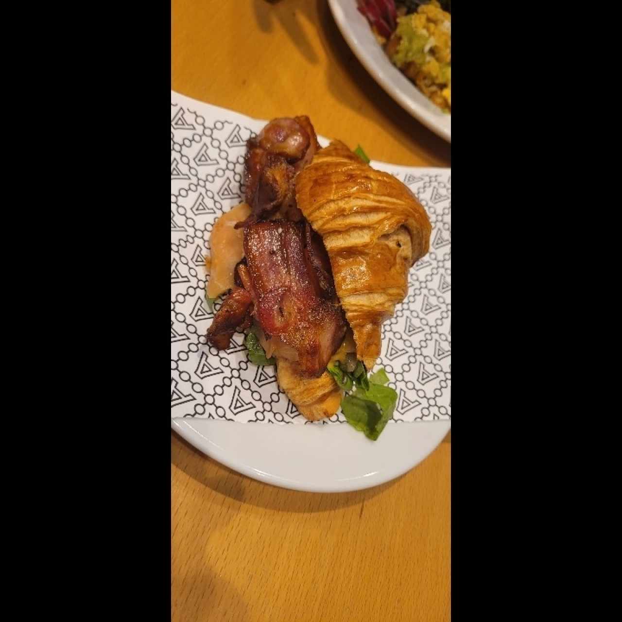 Croissant salmón y extra tocino 