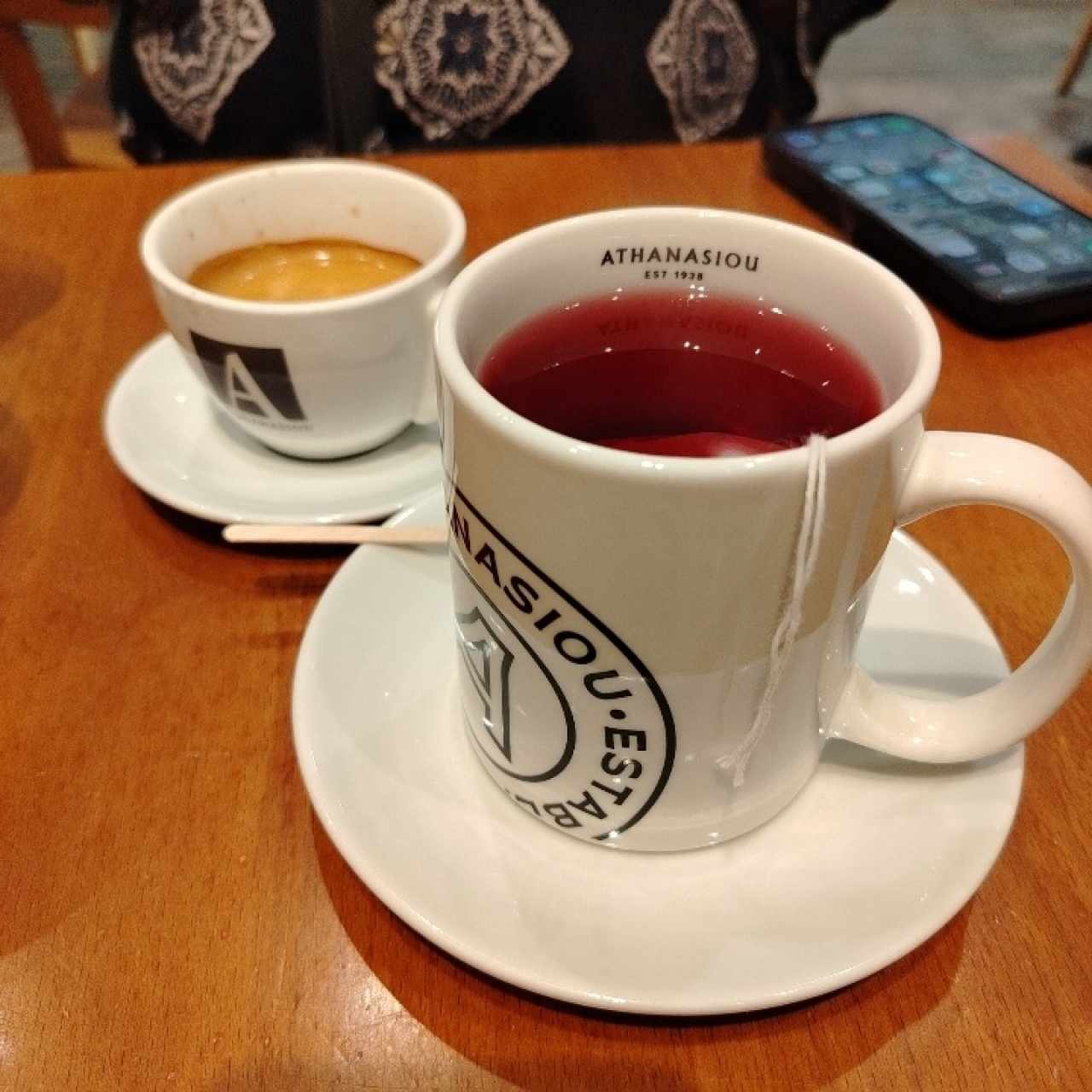 Te Jamaica y café expreso doble 