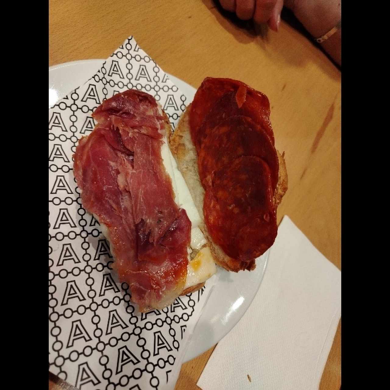 Emparedado croissant iberico con extra cantimpalo 