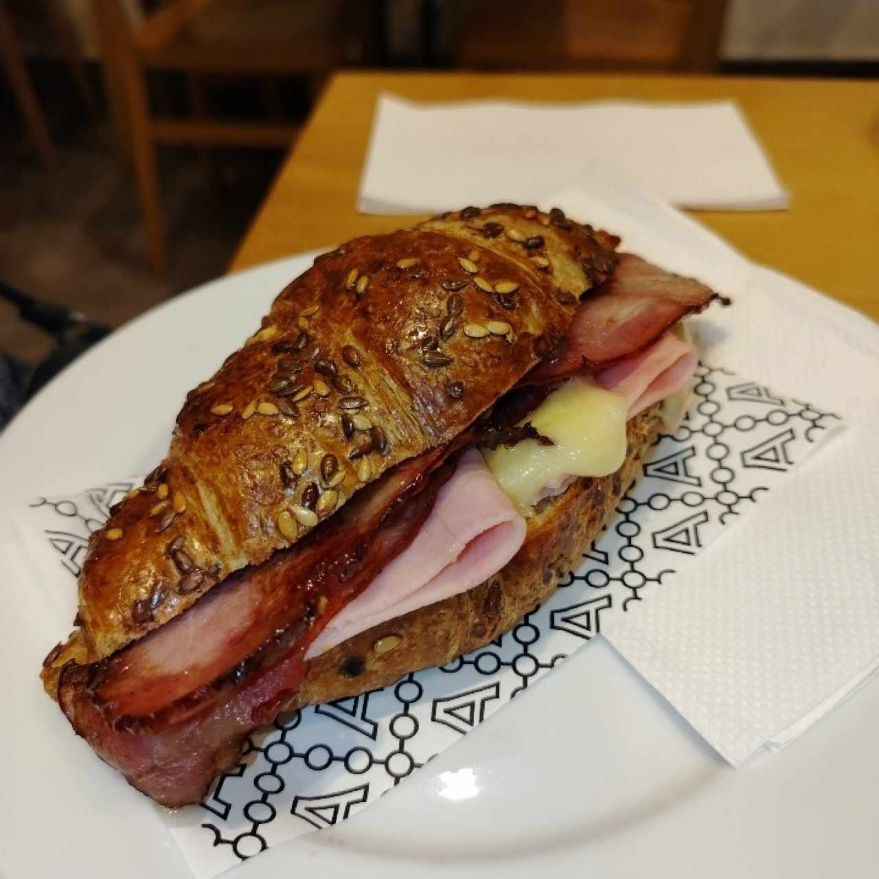 Croissant jamón y queso extra tocino 