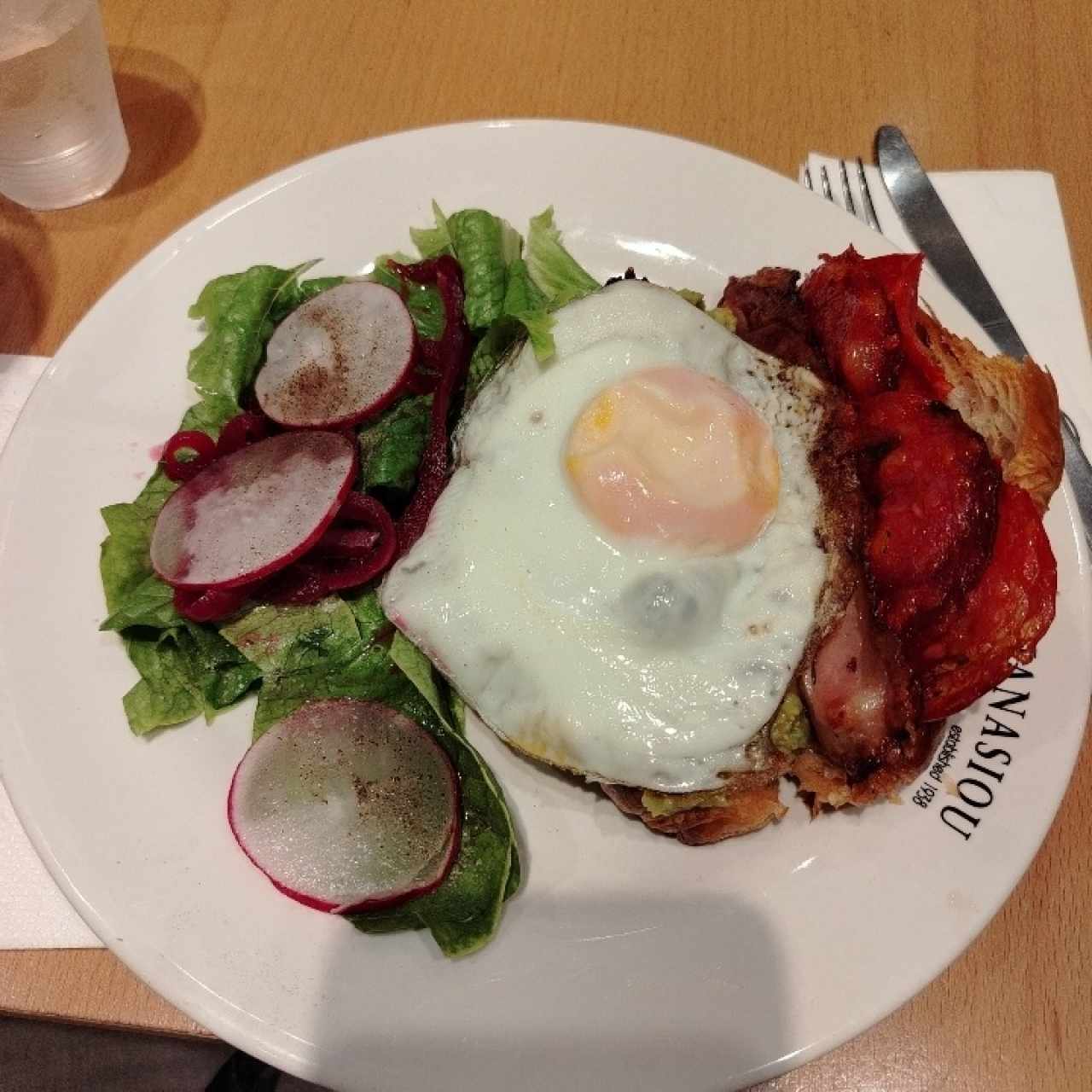 Avocado croissant con huevos frito 