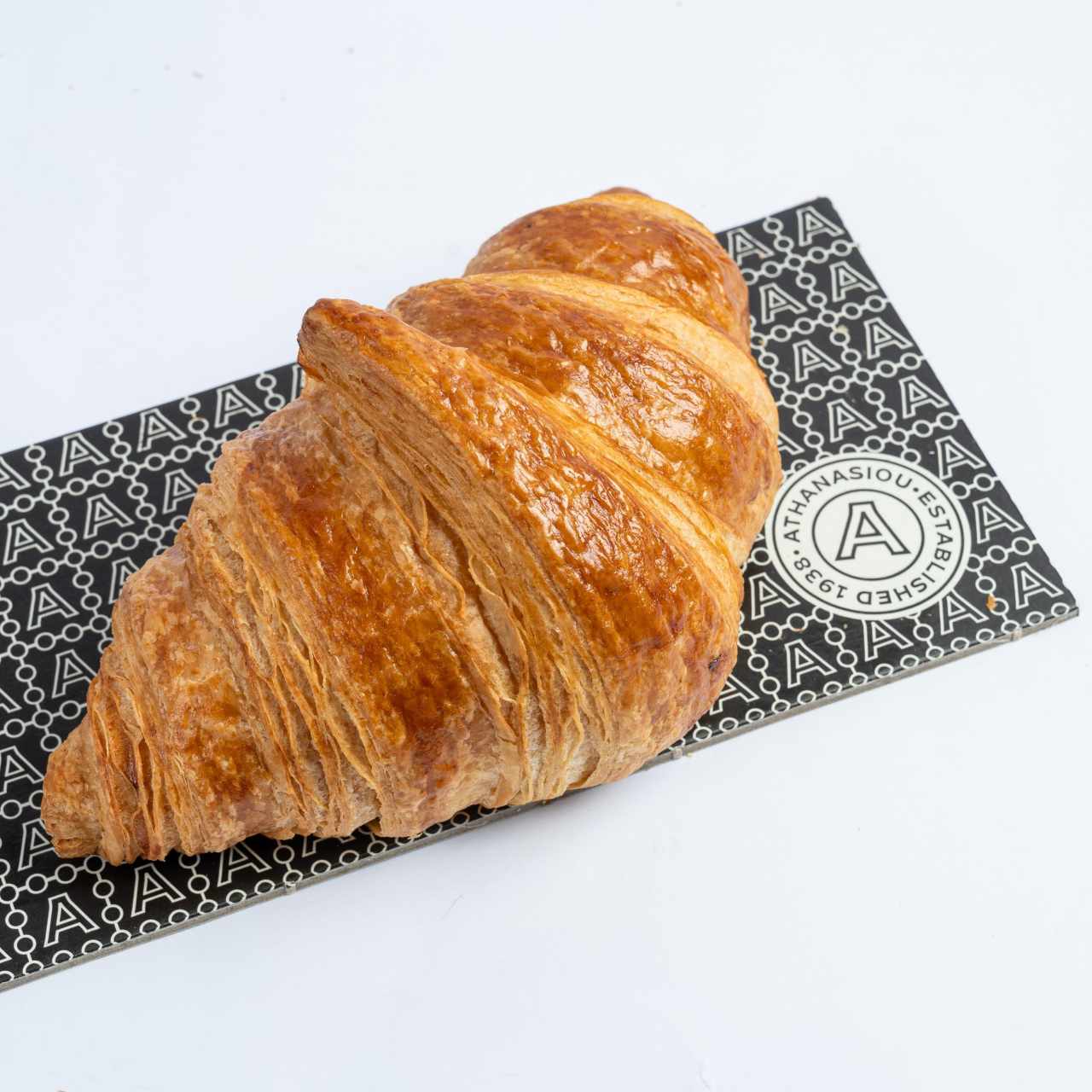 Croissant tradicional de mantequilla.