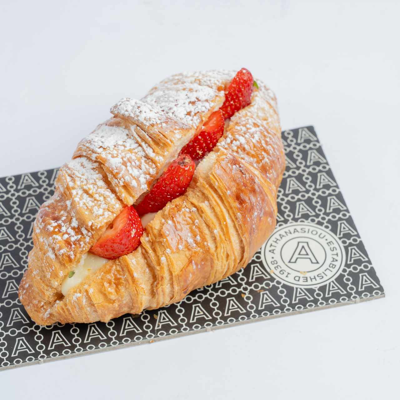 Croissant relleno con cremas y fresas