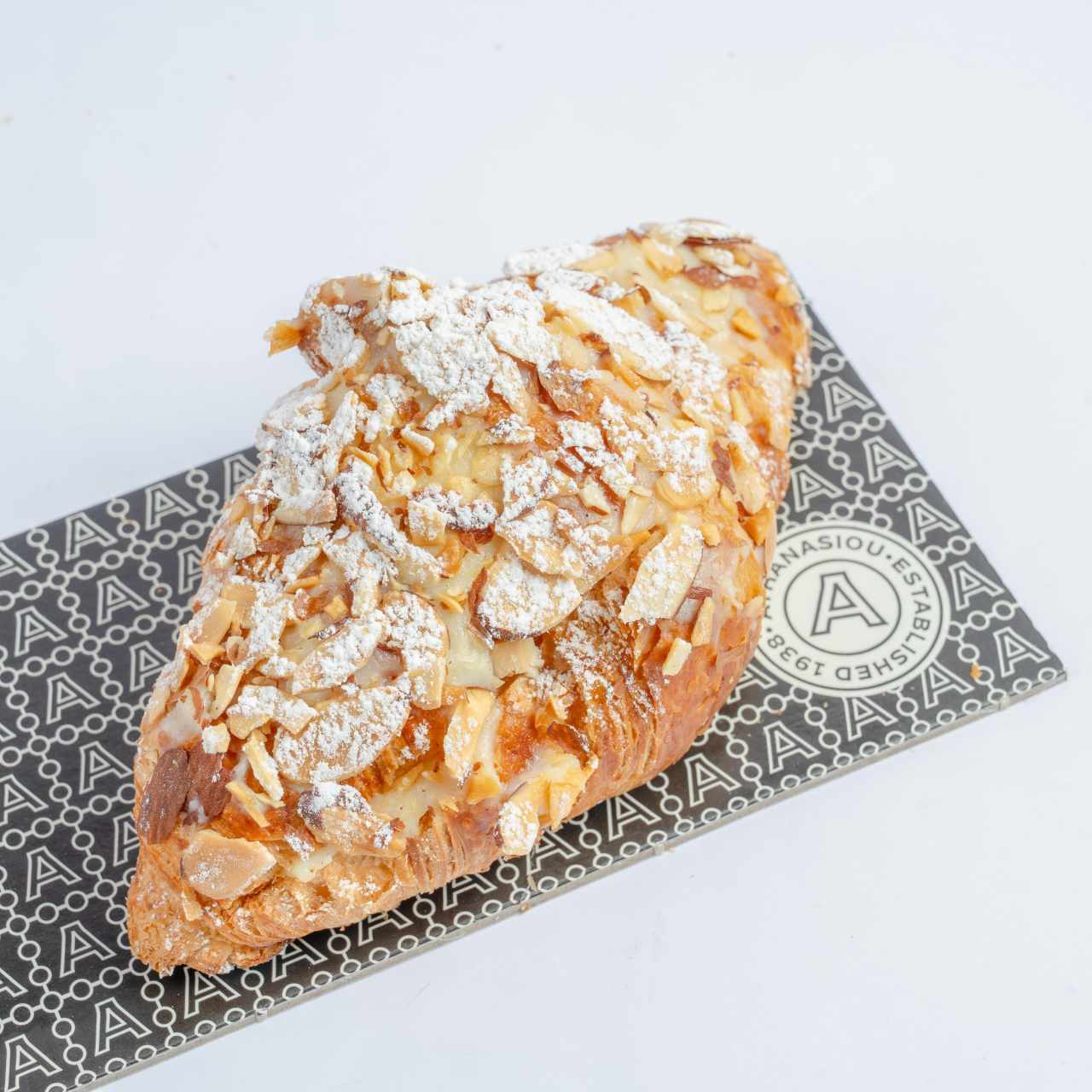 Croissant relleno con crema y almendras