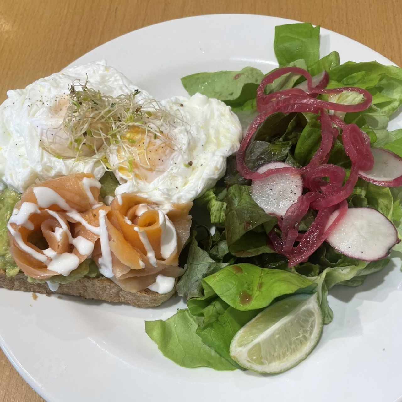 Huevo poché y salmón 