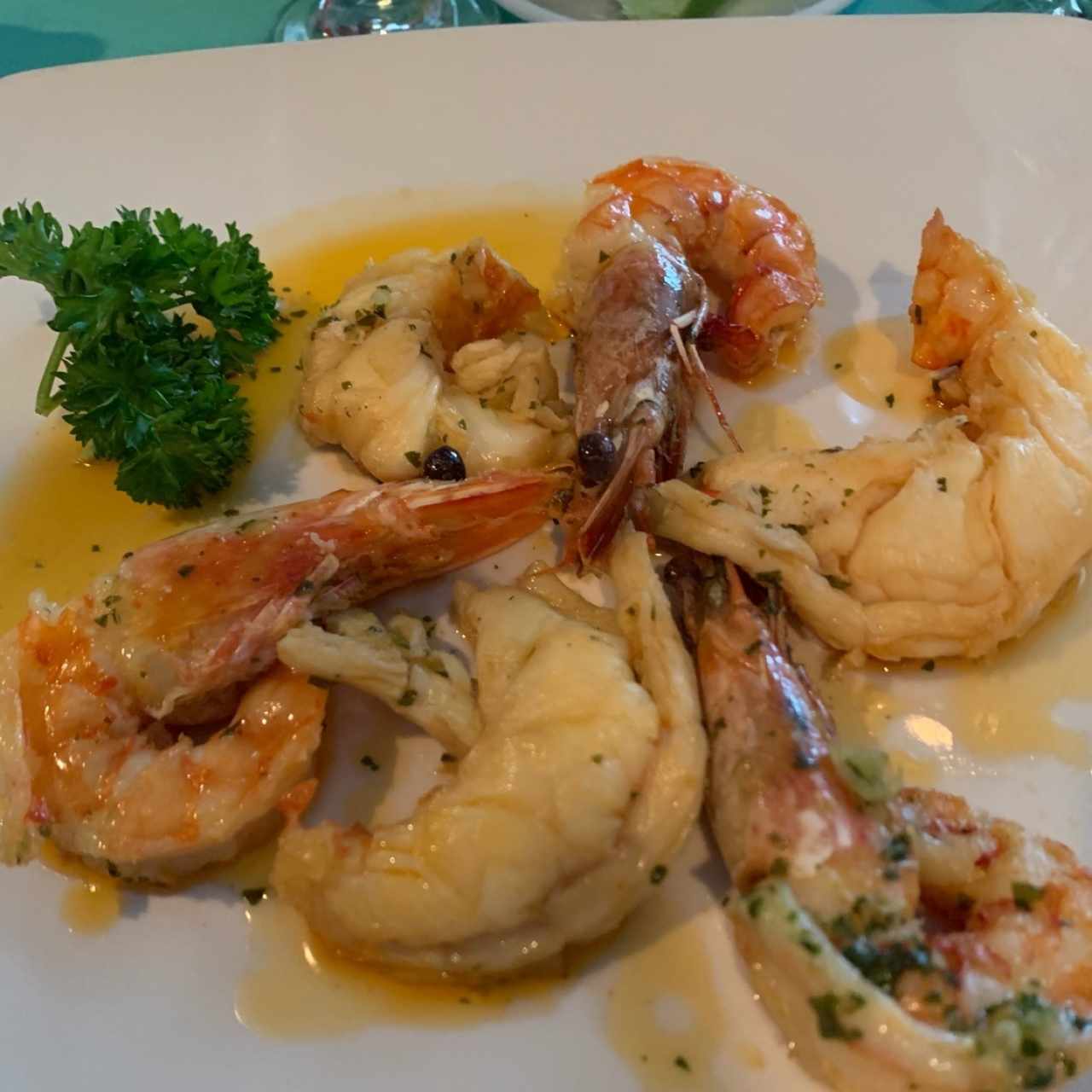 Langosta con langostinos a la mantequilla de cilantro