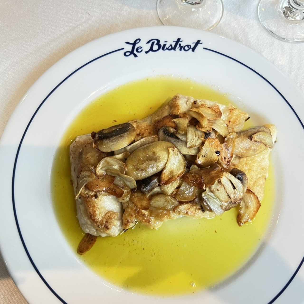 Corvina con hongos y ajos rostizados 