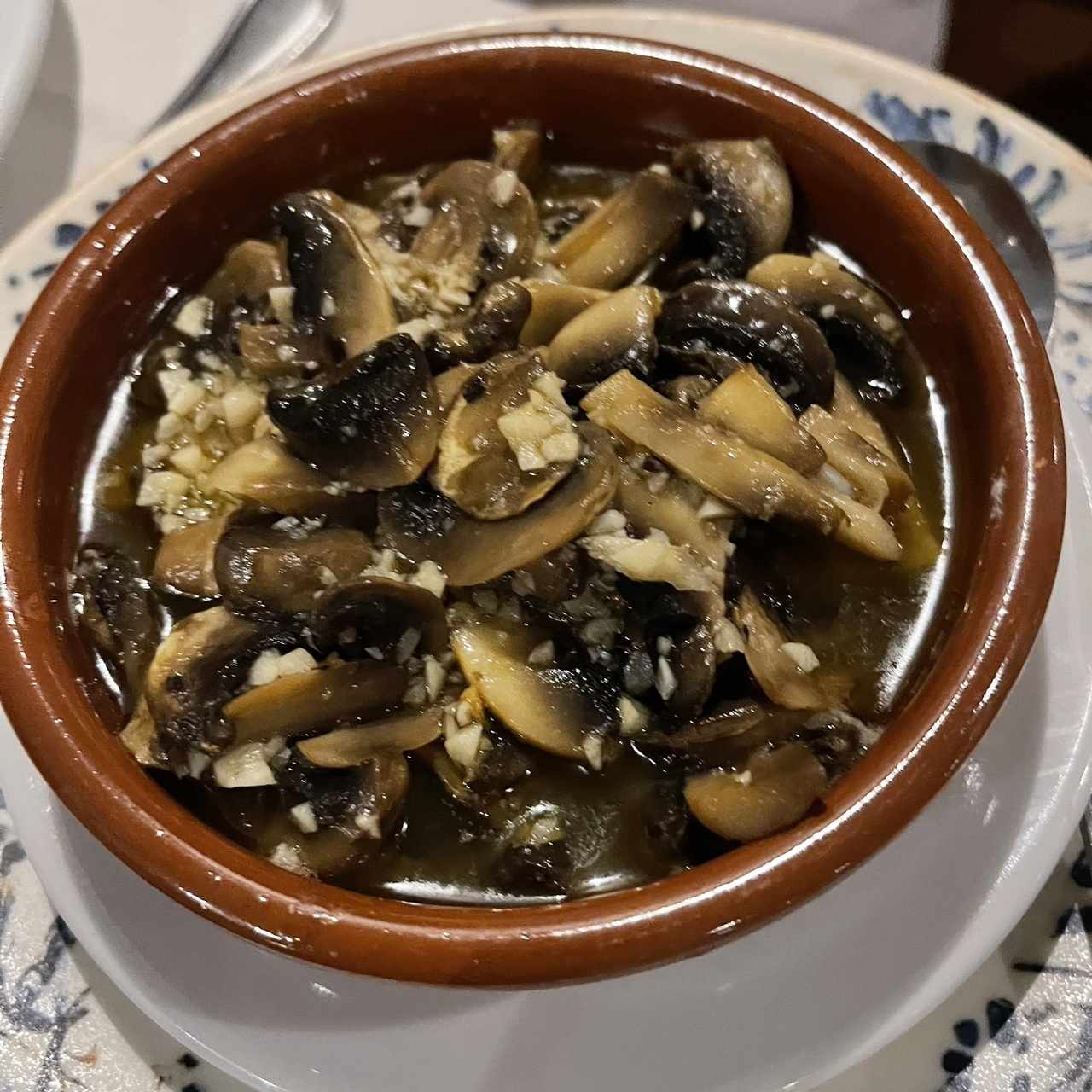 Hongos al ajillo