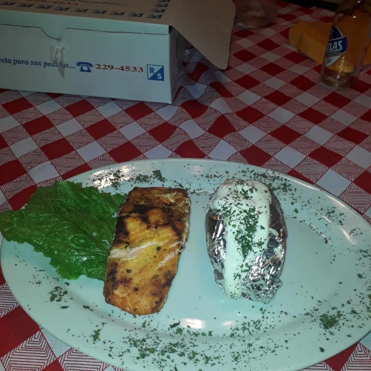 salmón a la noruega con papa asada