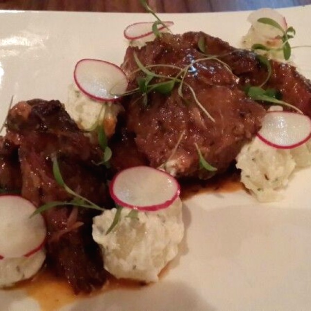 Brisket al palo de Nance y ensalada se papa aromática