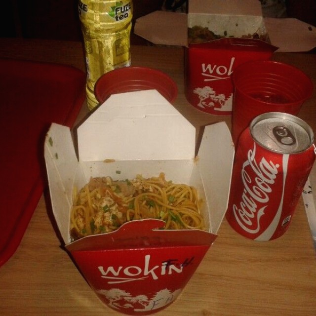 Fideos de huevo con cerdo, cebolla y salsa Tokio