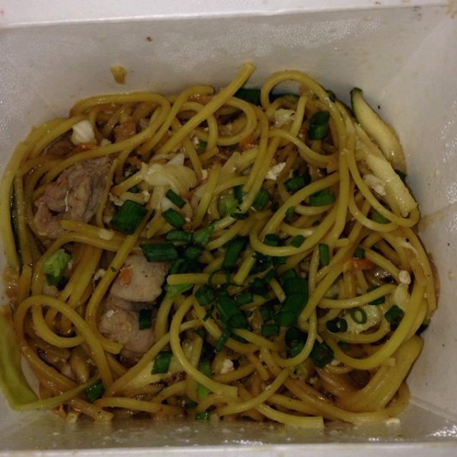 Fideo Huevo, cerdo, zuccini, salsa tokio