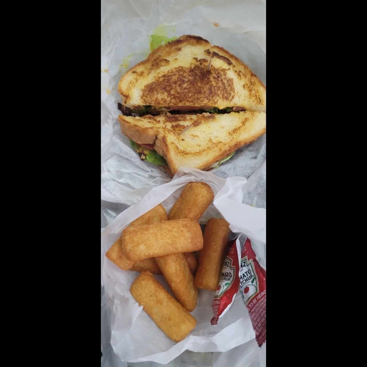 Quesoburguesa con tocino y yuca frita 