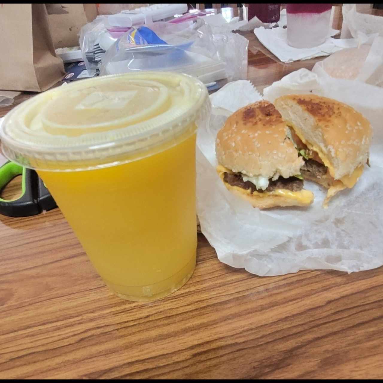 Hamburguesa - Quesoburguesa pan normal y jugo naranja 