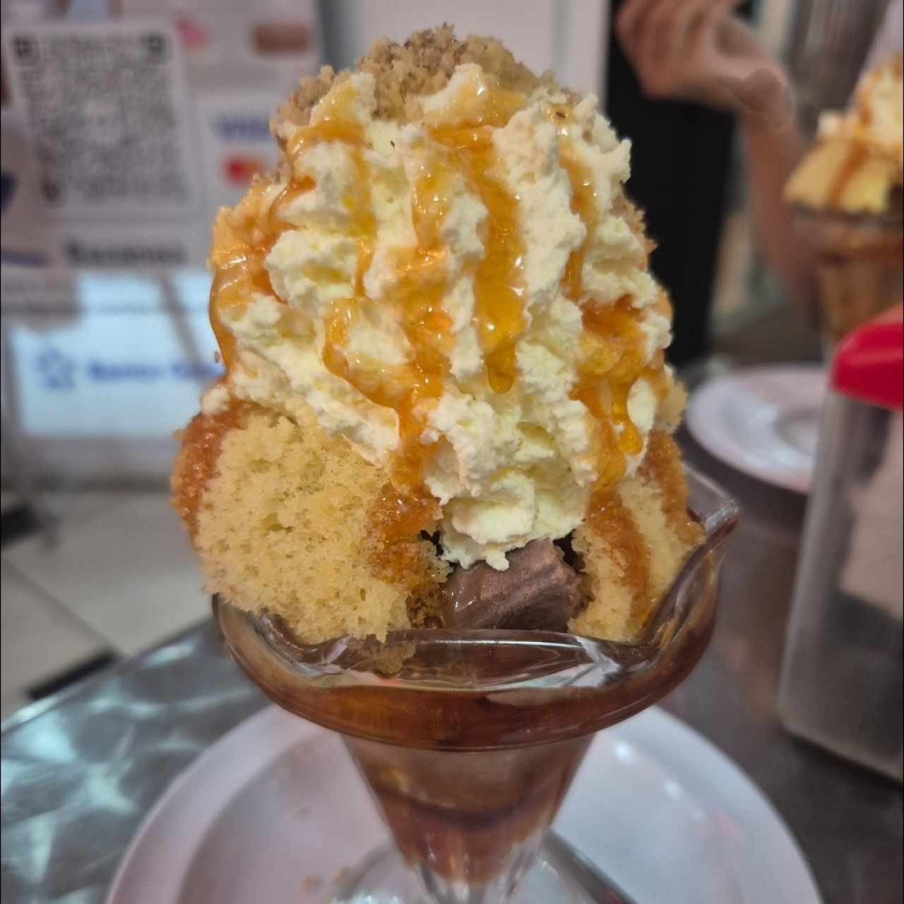 No me olvides con helado de chocoalmendra y sirope de caramelo
