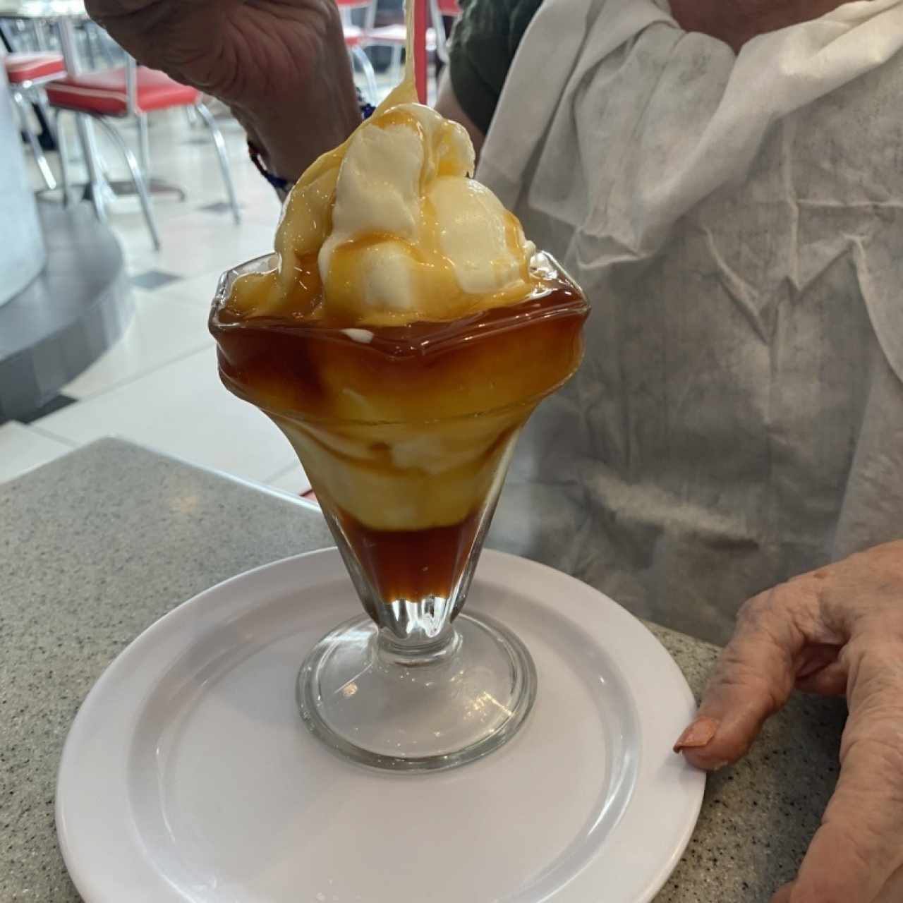 Helado de vainilla con caramelo