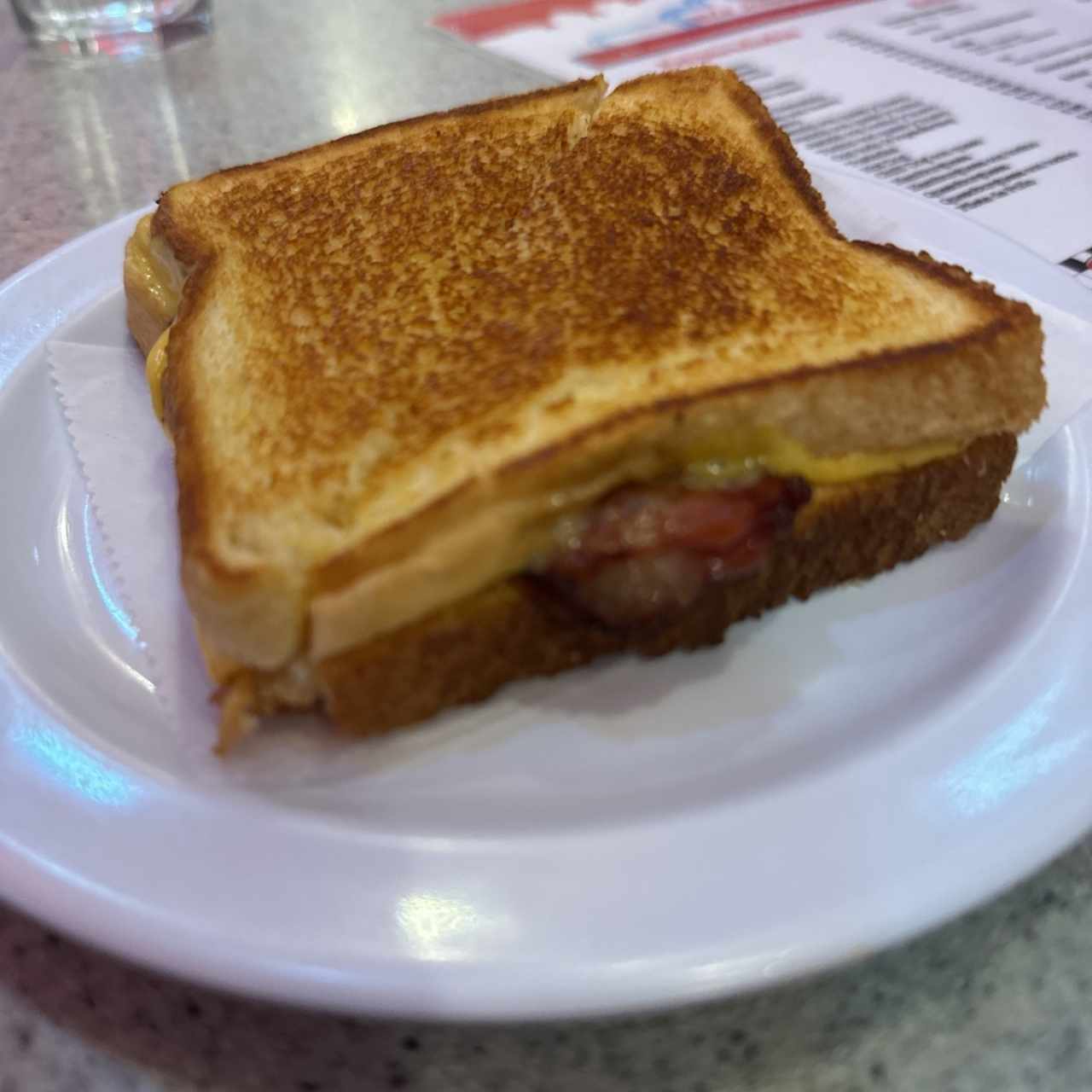 Derretido bacon con queso