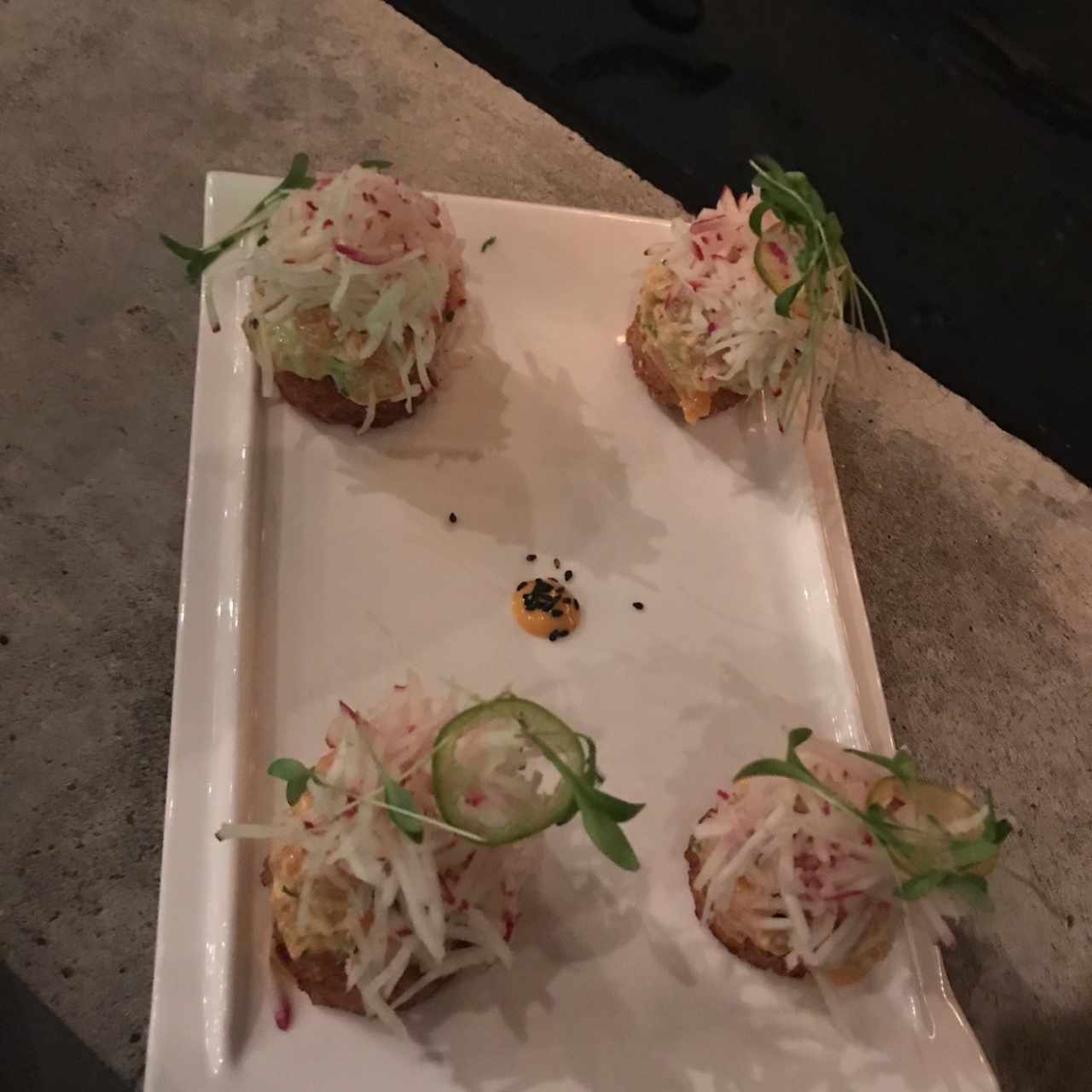 Tartar de Salmón Spicy sobre Galleta de Arroz