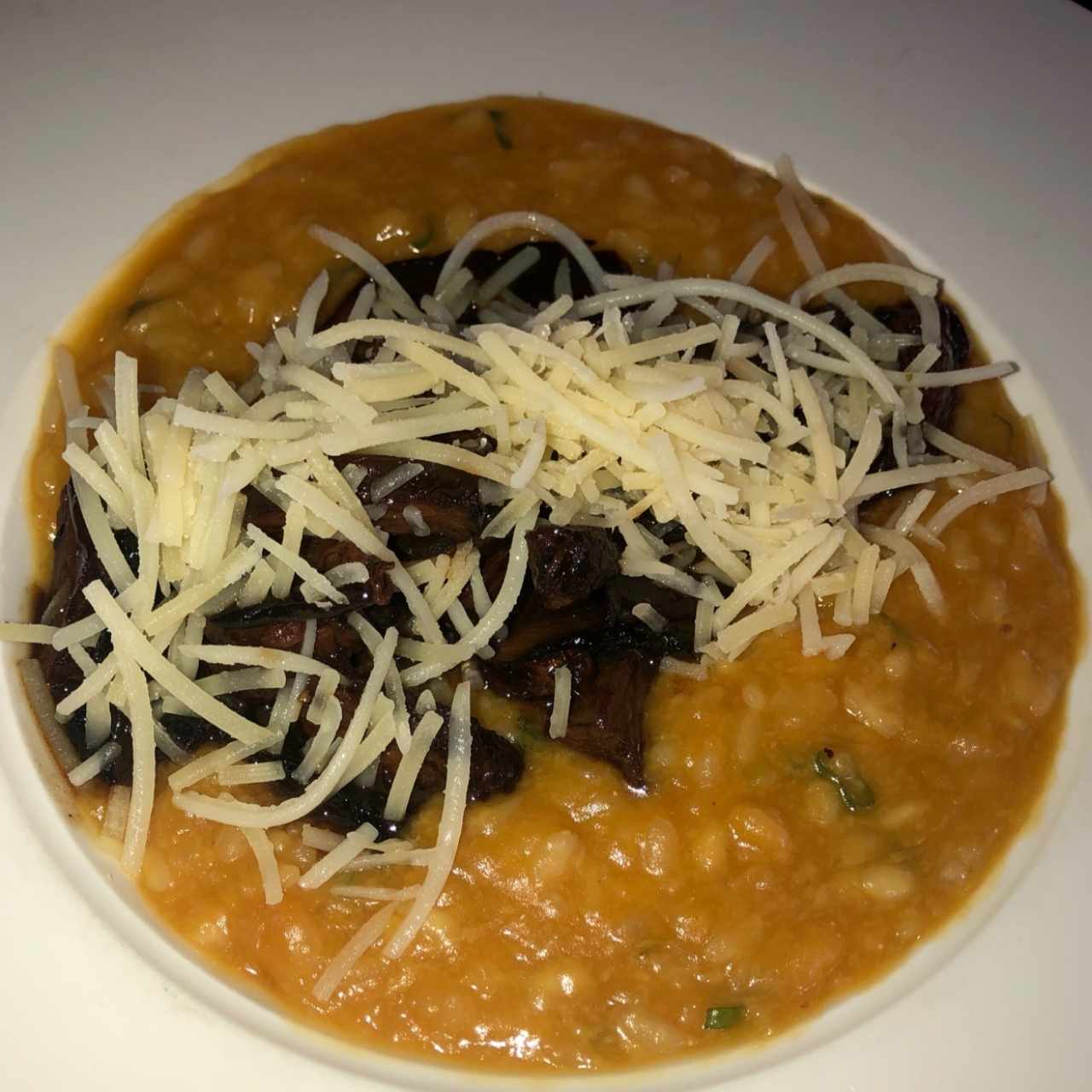 Risotto de camote, hongos ahumados y entraña angus