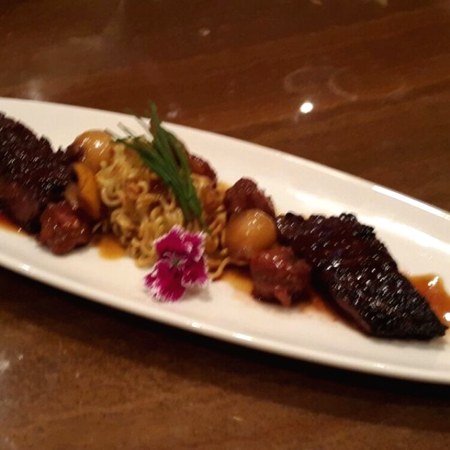 Entraña con salsa de miso y chorizo 