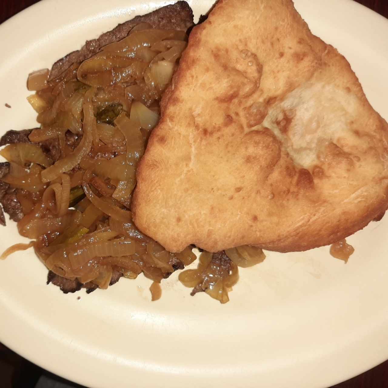 Bistec de hígado encebollado