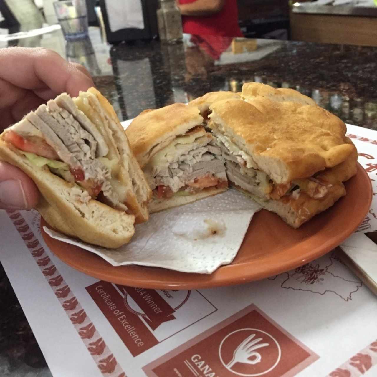 emparedado de pierna y mozzarella en hojaldras