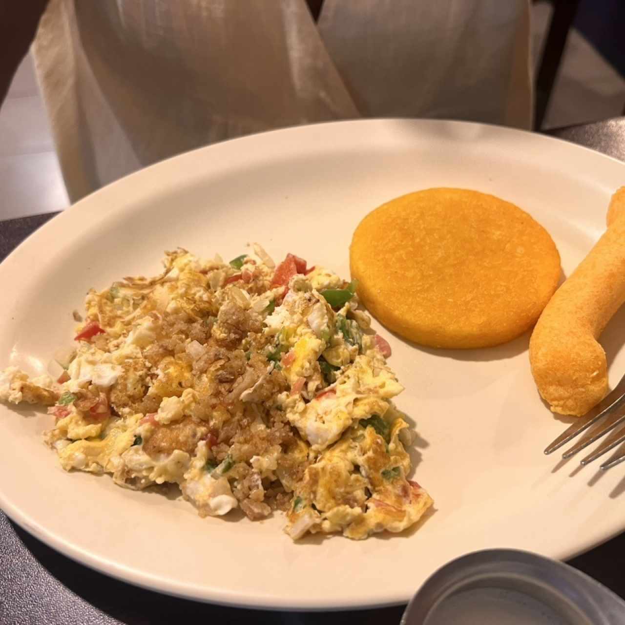 Huevos revueltos con chicharrón triturado 