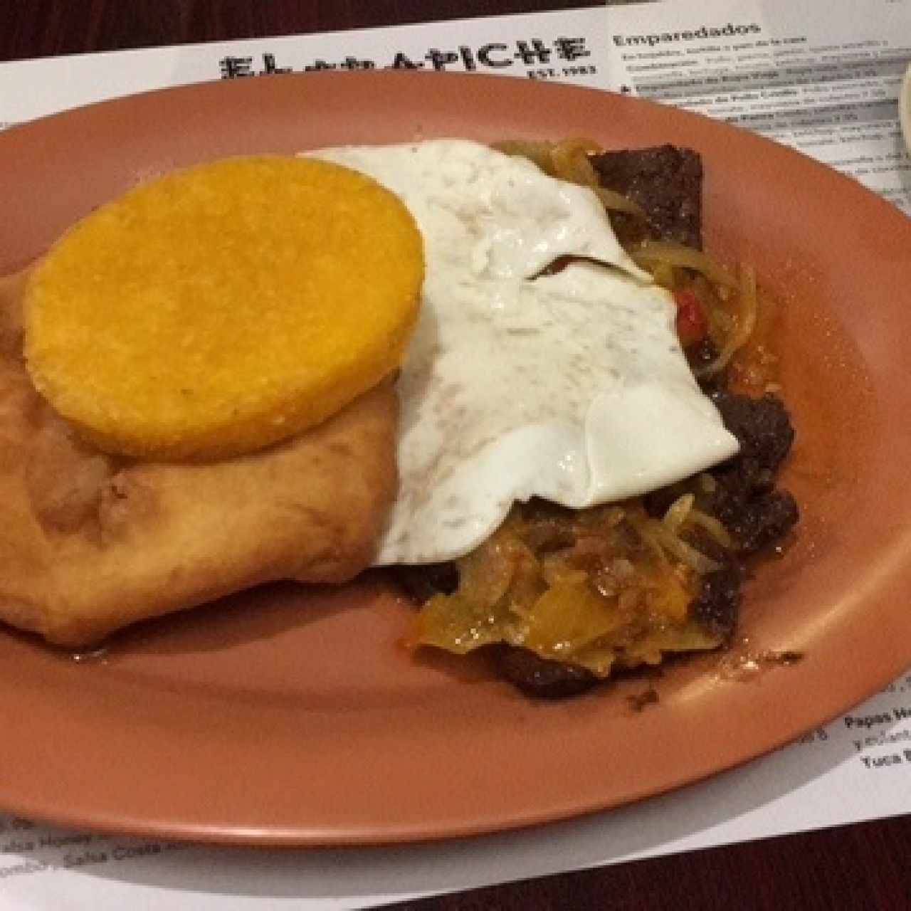 Bistec de hígado encebollado a caballo
