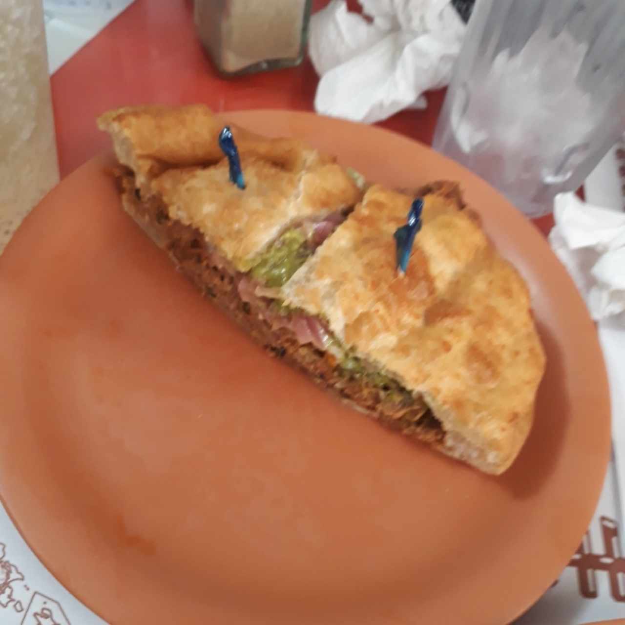 Emparedado de ropa vieja en hojaldre
