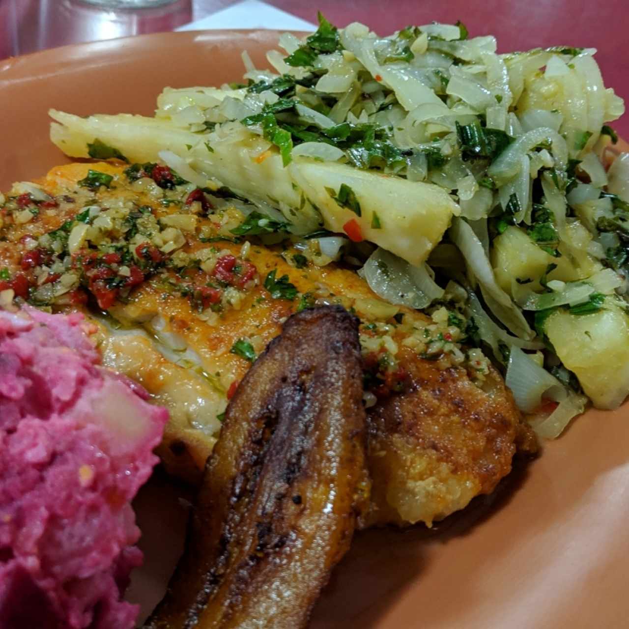 Corvina al ajillo con yuca al mojo