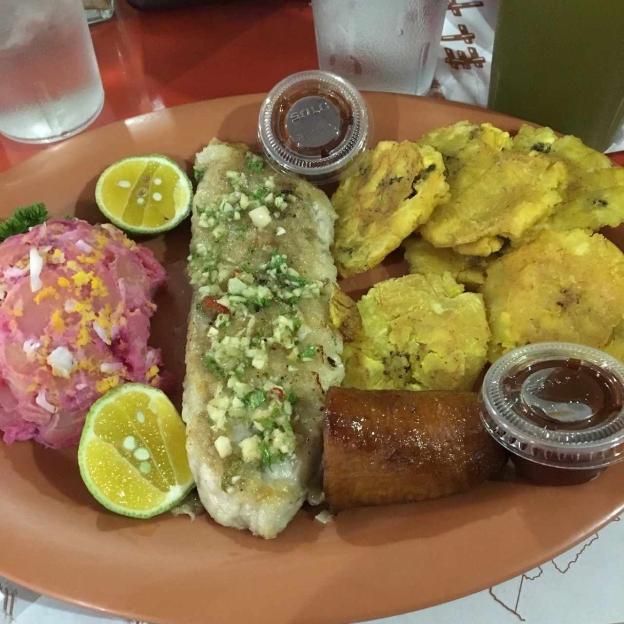 Corvina al ajillo con patacones