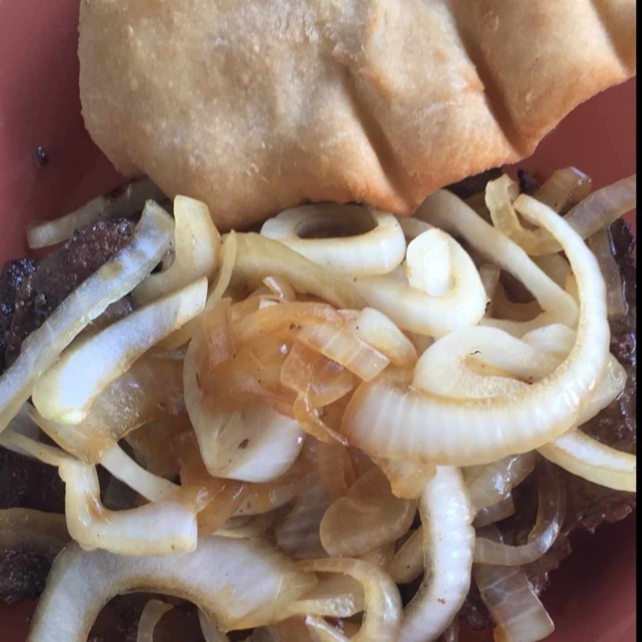 Hígado encebollado con Hojaldra