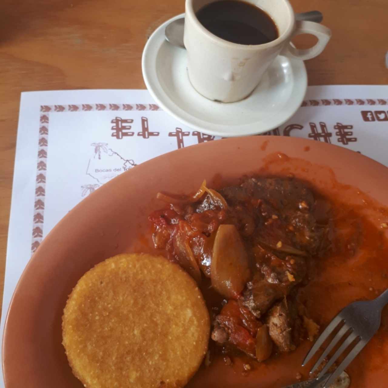 Hígado encebollado con tortillas de maíz 