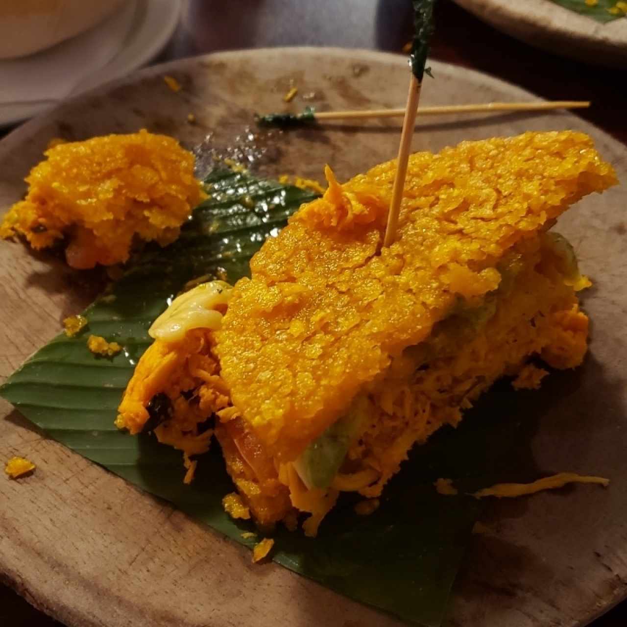 emparedado de pollo con salsa criolla en tortilla