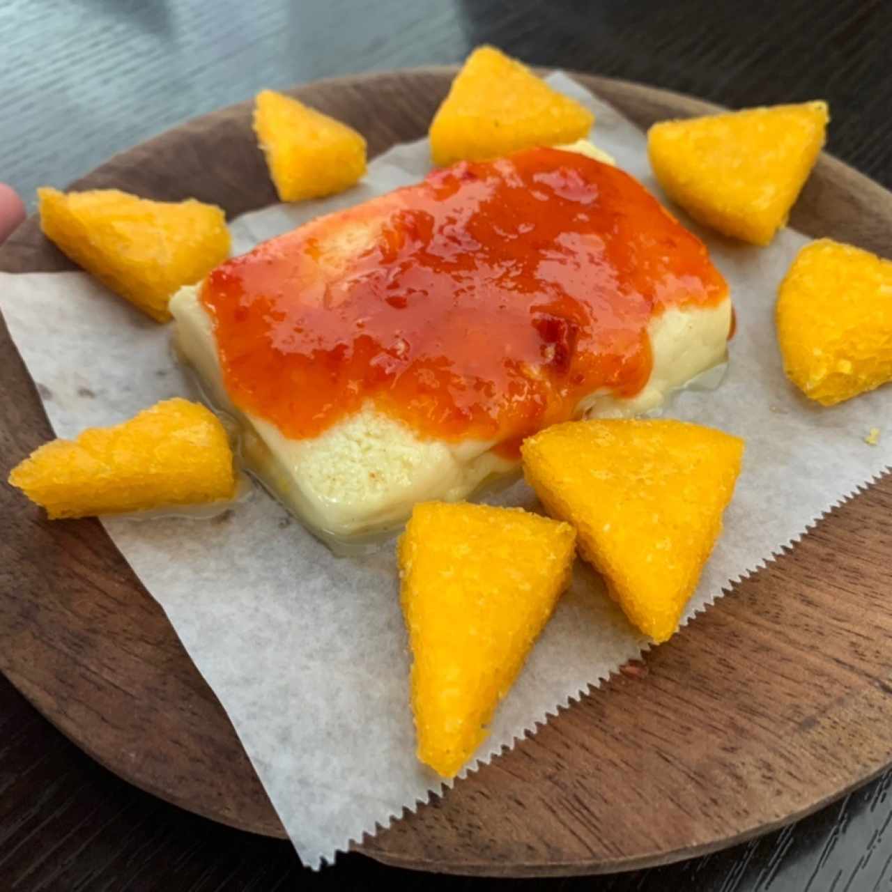 Queso Nacional con mermelada de ají