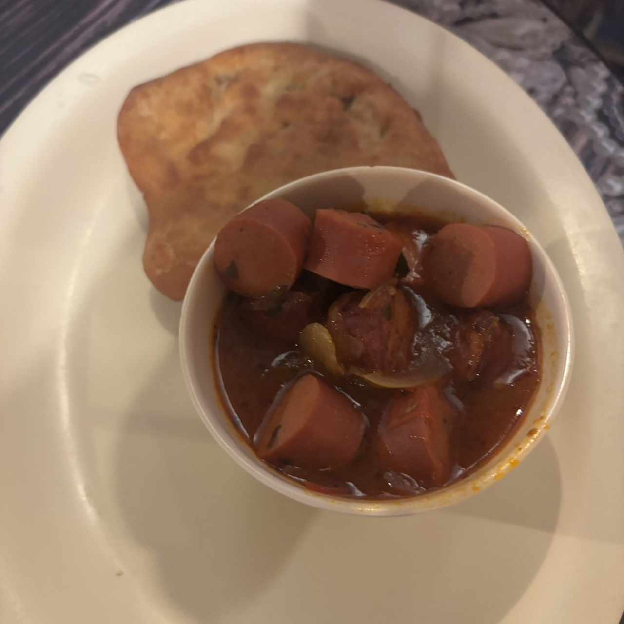 Salchicha guisada cn hojaldra