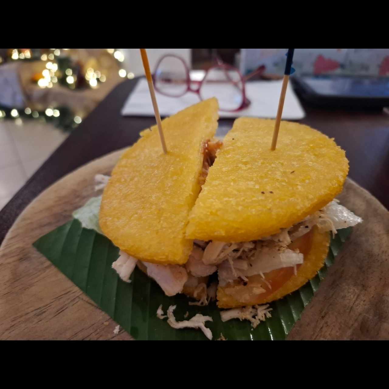 Emparedado de pollo en tortilla