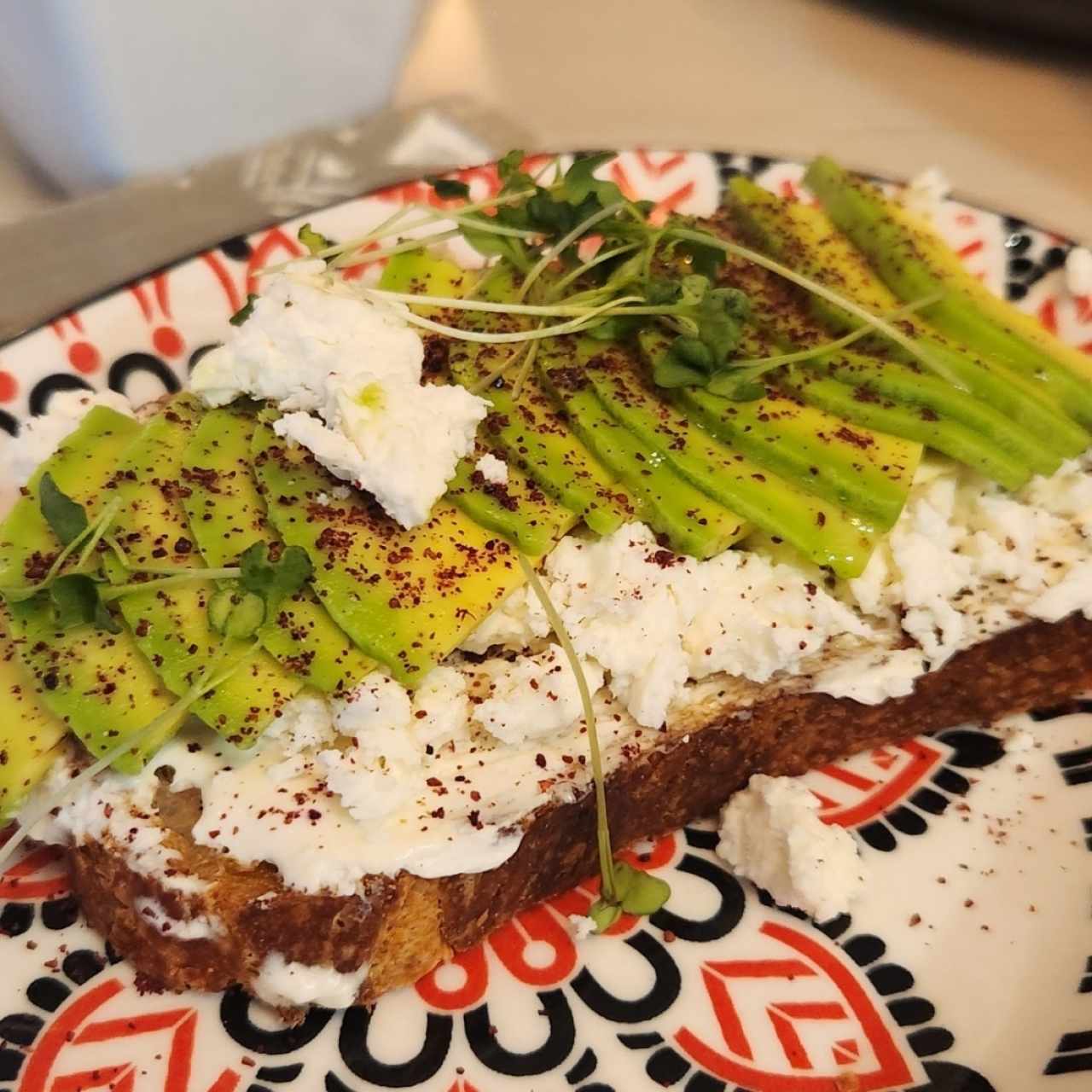 tostada con aguacate