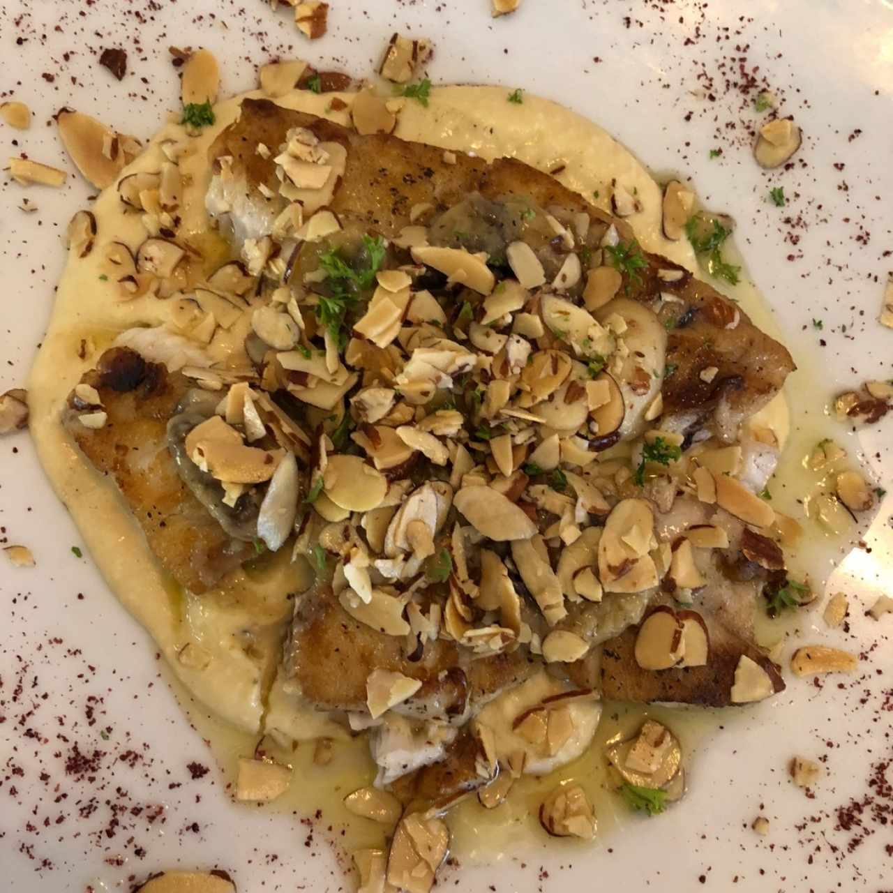 corvina con hongos almendras y hummus