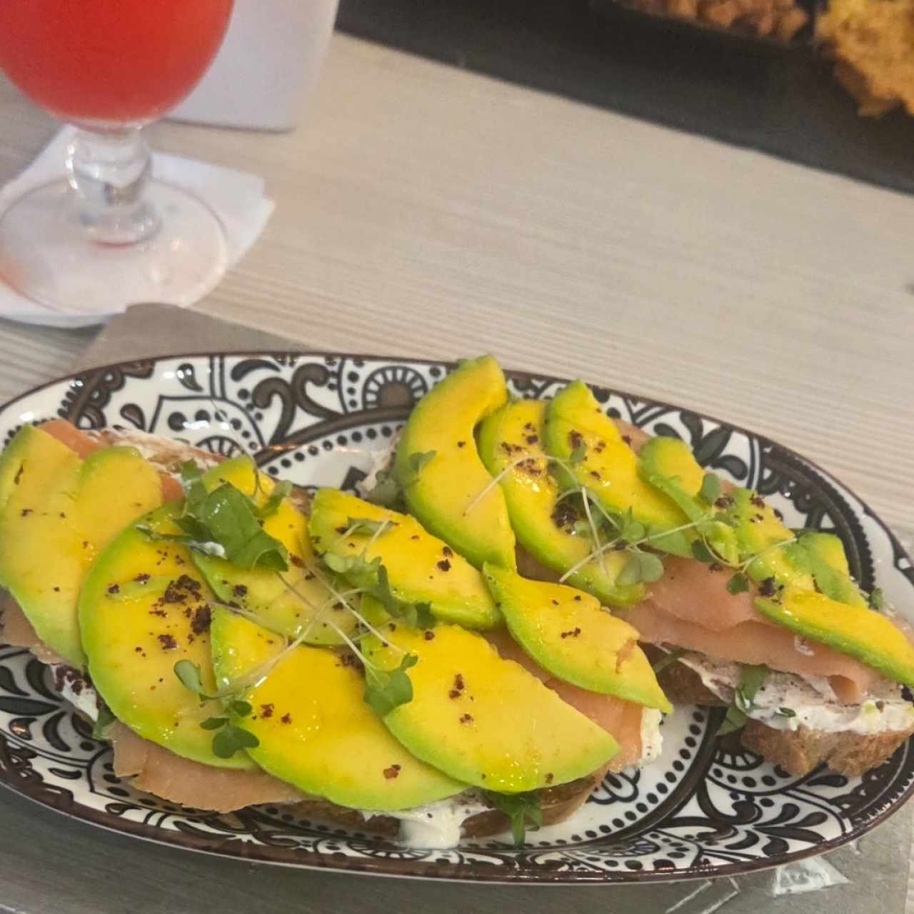 tostada aguacate salmón 